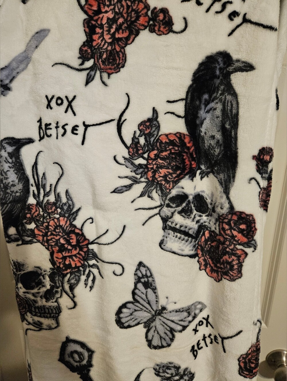 NWOT Betsey Johnson Gothic Skull and Raven Ultra-Plush Throw Blanket - Picture 3 of 7
